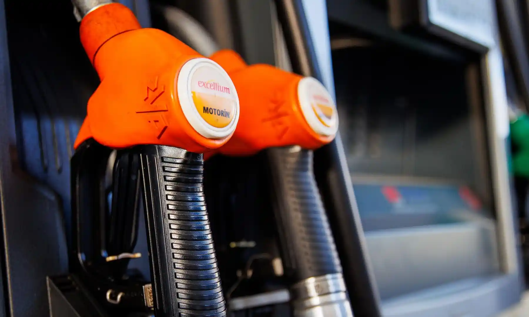 benzin pompaları asılıyken