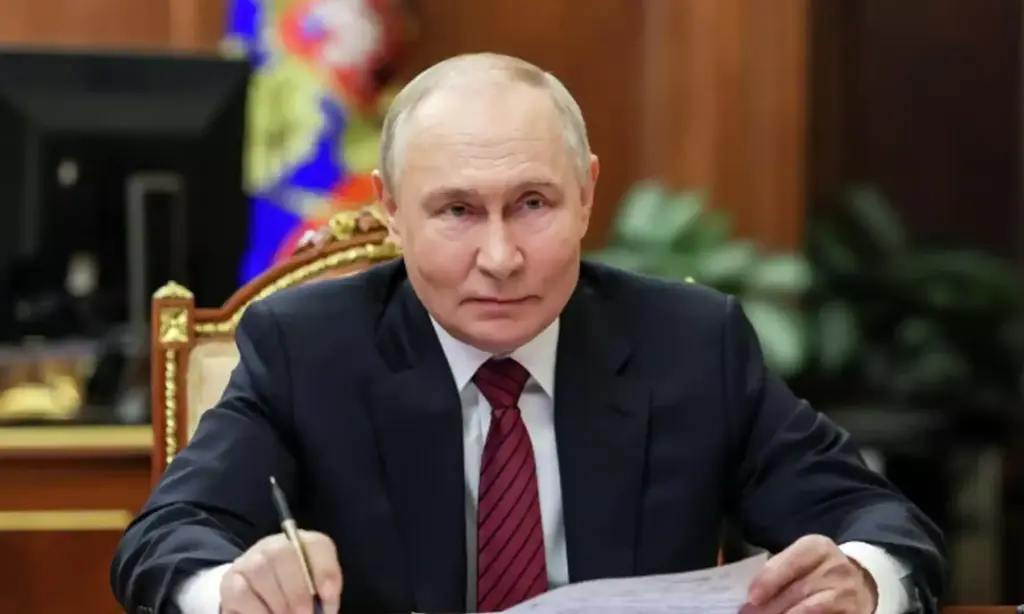 Vladimir Putin elinde kağıt ve kalemle