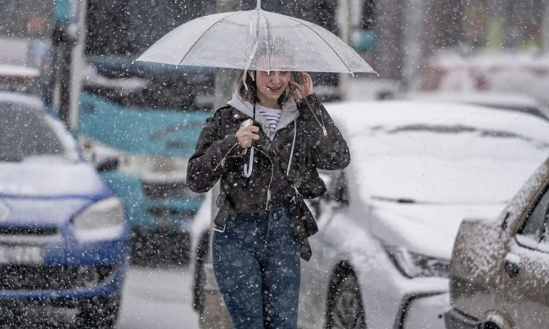 karda şemsiyeyle yürüyen kadın