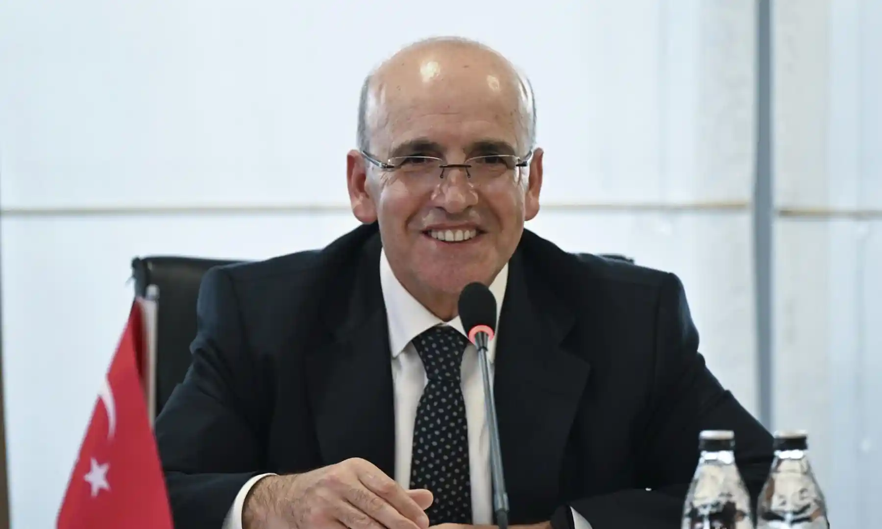 Mehmet Şimşek mikrofon başındayken