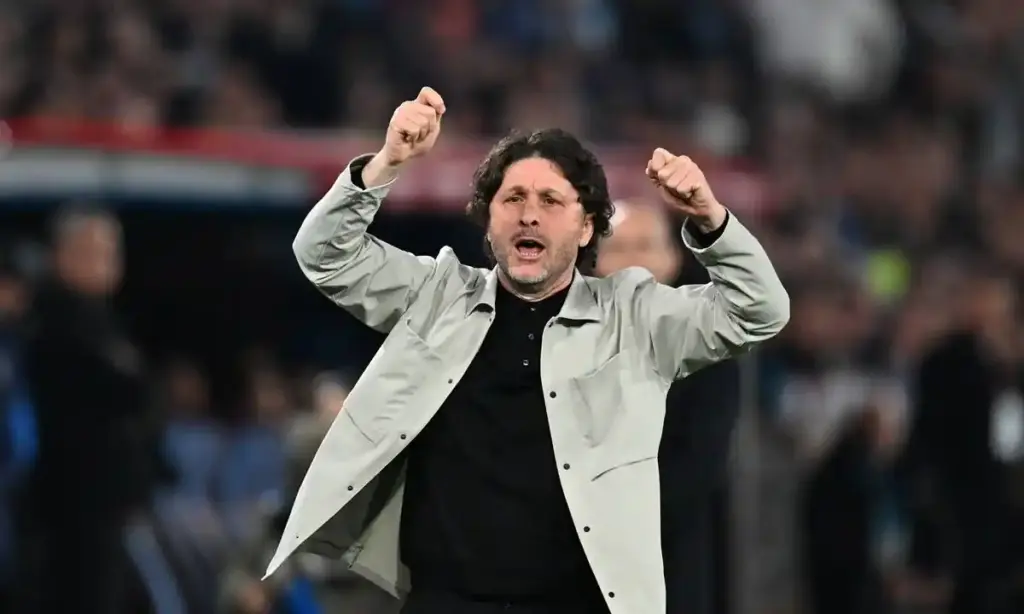 Fatih Tekke ellerini havaya kaldırmışken