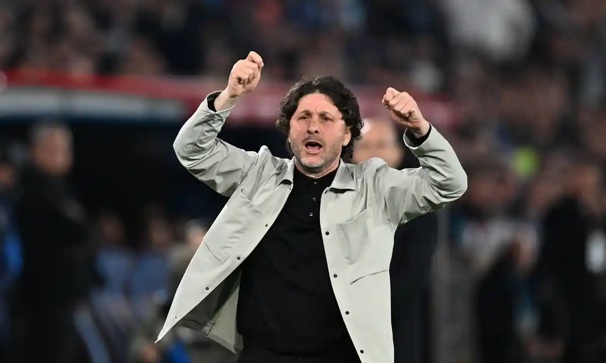 Fatih Tekke ellerini havaya kaldırmışken