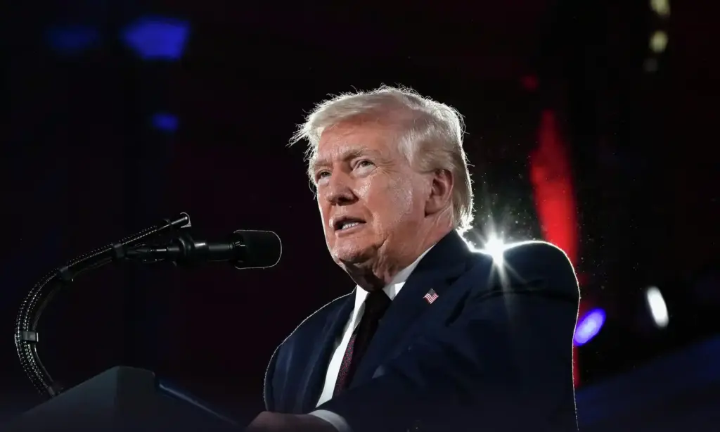 Donald Trump mikrofon başındayken