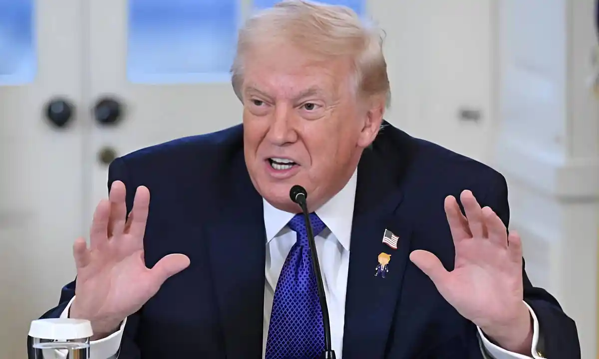 Donald Trump konuşurken