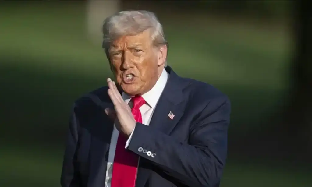 Donald Trump ceketinde rozetle