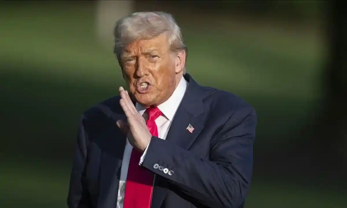 Donald Trump ceketinde rozetle