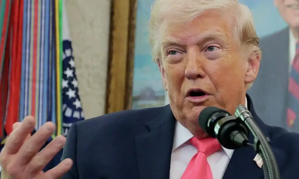 Donald Trump mikrofon başında konuşurken