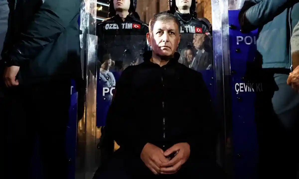 Cemil Tugay polis barikatının arasında