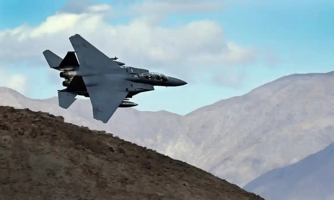 savaş uçağı uçarken