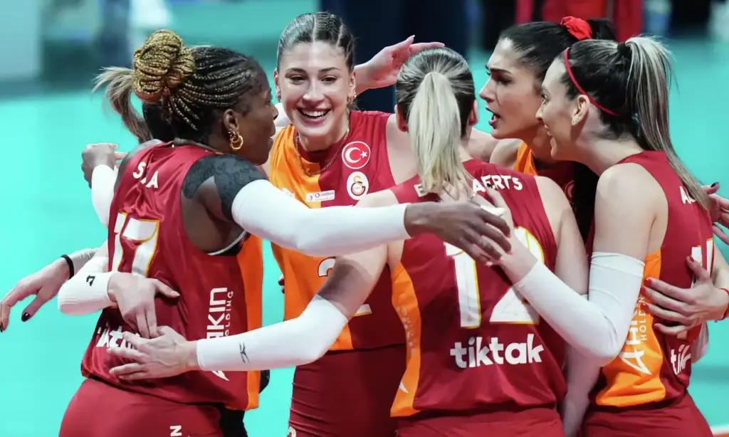 Galatasaraylı voleybolcular sevinirken