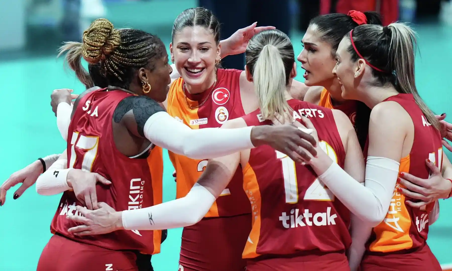Galatasaraylı voleybolcular sevinirken