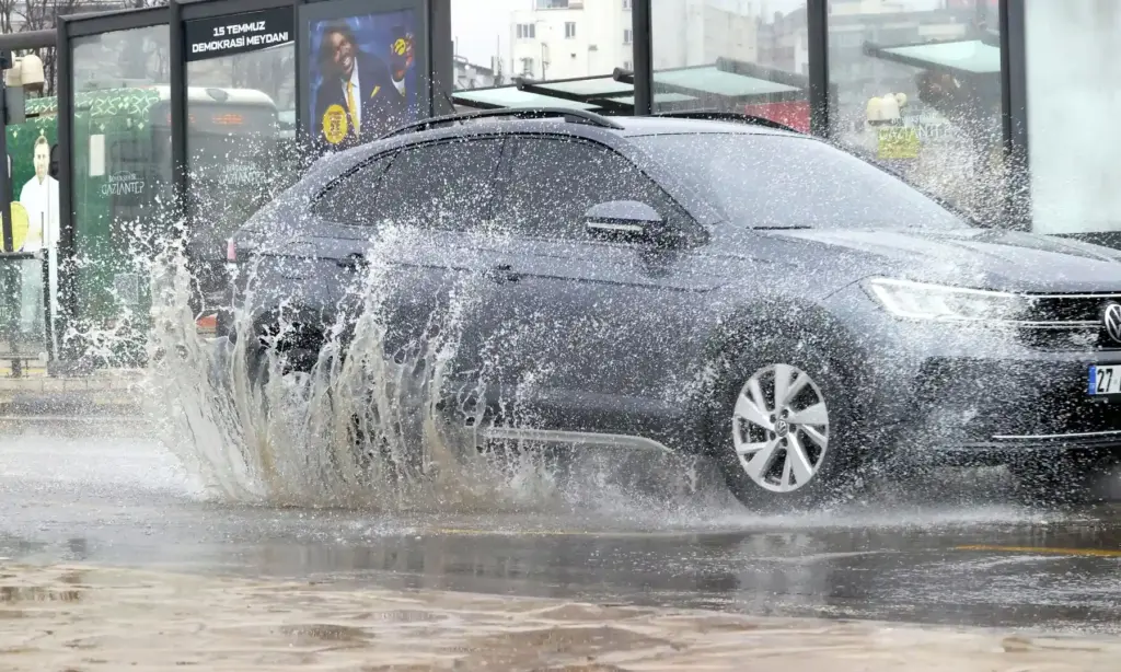 araba yağmur suyu sıçratırken