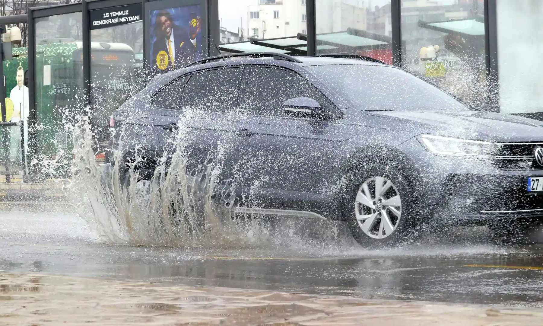 araba yağmur suyu sıçratırken