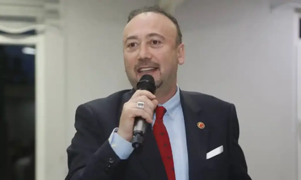 Özkan Yalım elinde mikrofonla