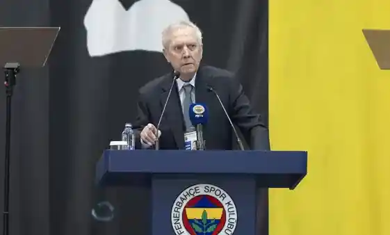 Aziz Yıldırım kürsüdeyken