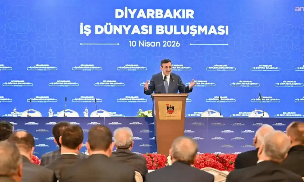 Cevdet Yılmaz kürsüde konuşurken