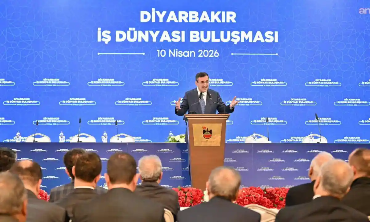 Cevdet Yılmaz kürsüde konuşurken