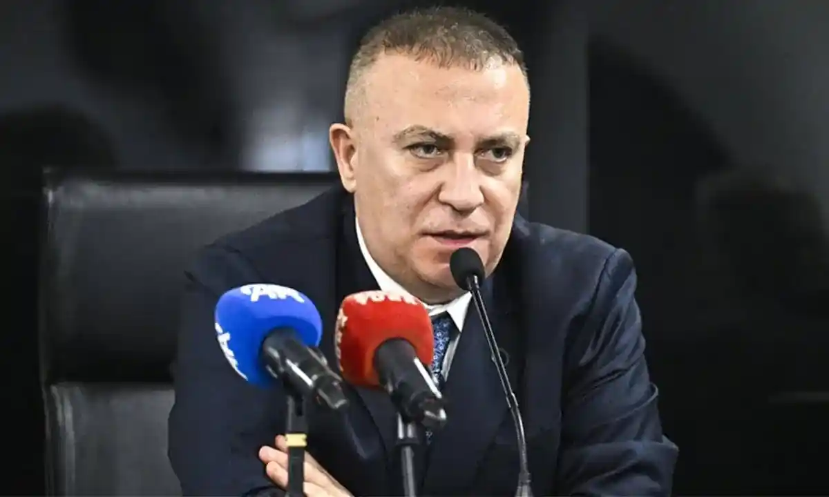 İzzet Ulvi Yönter mikrofonların başındayken