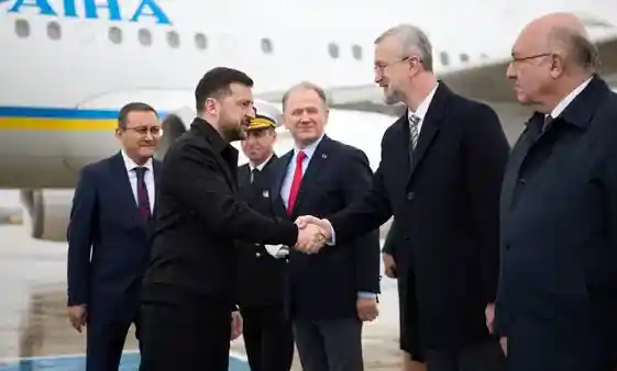 Volodimir Zelenski kaymakamla tokalaşırken